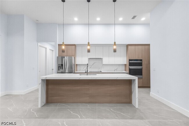Building Photo - 142 SW 33rd Pl