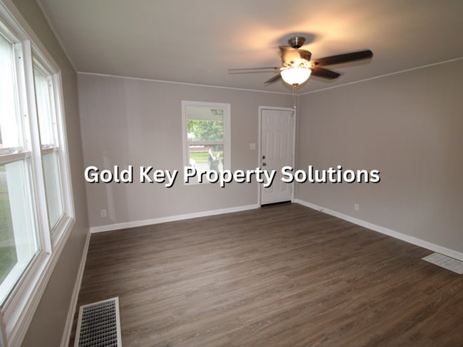 Building Photo - Updated 2 BR 1 BA House with Central Air and Garage (SECTION 8 APPROVED)