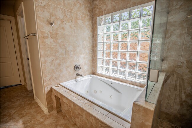 Building Photo - 1627 Fall Valley Dr