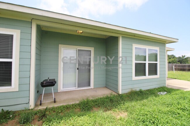 Building Photo - 112 Bridle Ct