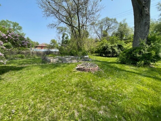 Building Photo - ADORABLE 3 BED 1.5 BATH BUNGALOW -----DEERING ST.