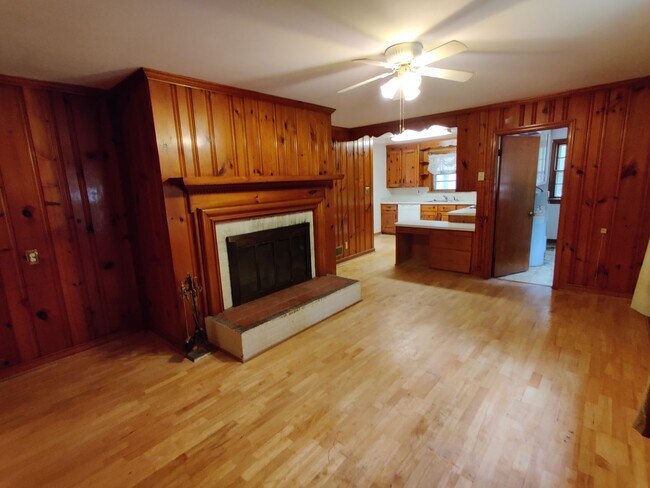 Building Photo - 3 bedroom home , detached garage, multiple living areas