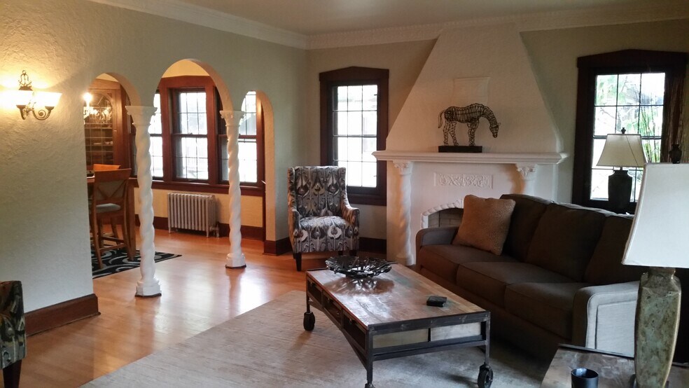 Primary Photo - 2719 N Avondale Blvd