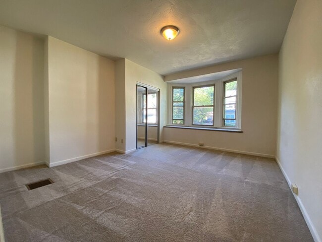 Building Photo - Spacious Two Bedroom Townhouse in Squirrel Hill! Fully Equipped Kitchen & W/D Included! Call Today