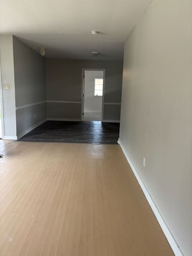 Building Photo - 335 Cummins St