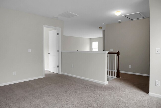 Building Photo - 3 bedrooms, 2.5 bathrooms  2-car garage in...