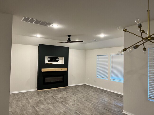 Building Photo - 2412 Sunshine Ln