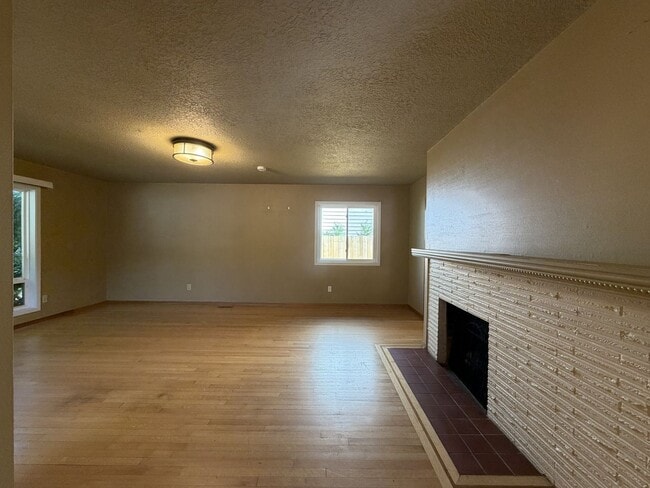 Building Photo - 5220 SE 33rd Pl