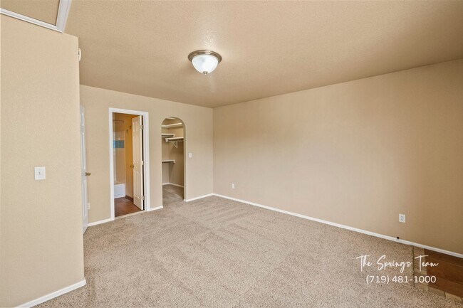 Building Photo - Spacious & Unique 3BD/2BA Townhome w/ Gara...