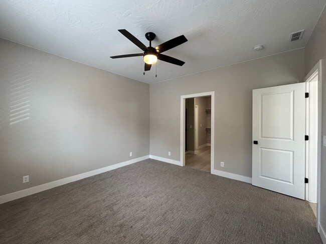 Building Photo - SPACIOUS HOME FOR RENT!