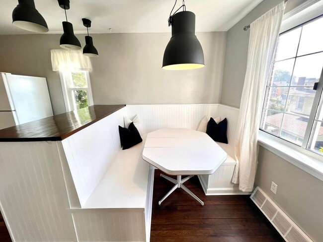 Building Photo - Brentwood - Stunning 3 Bedroom 2 Bathroom ...