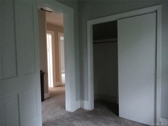 Building Photo - 25 Fairway Dr