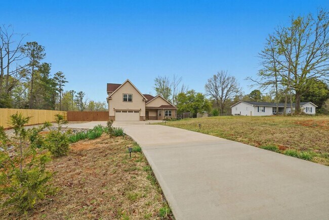 Building Photo - Beautiful Home With Large Yard In Fountain Inn