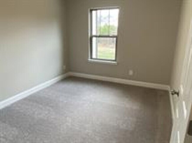 Building Photo - 247 Claremont Ct