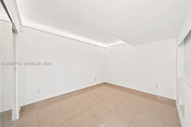 Building Photo - 9674 Fontainebleau Blvd