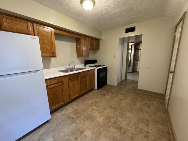 Building Photo - 271 Oak Dr
