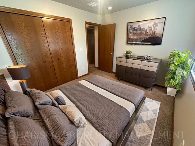 Building Photo - 2 BEDROOM, 1 BATH, NO STEPS, ATTACHED GARA...