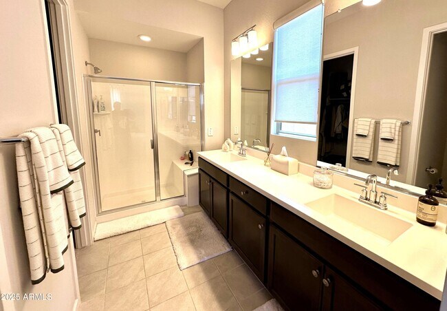 Building Photo - 2827 E Los Gatos Dr
