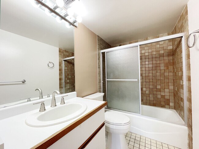 Building Photo - Downtown Living at Royal Queen Emma! 2 PAR...