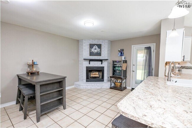 Building Photo - 4925 Big Bend Dr