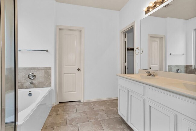Building Photo - 2730 Donellan Dr