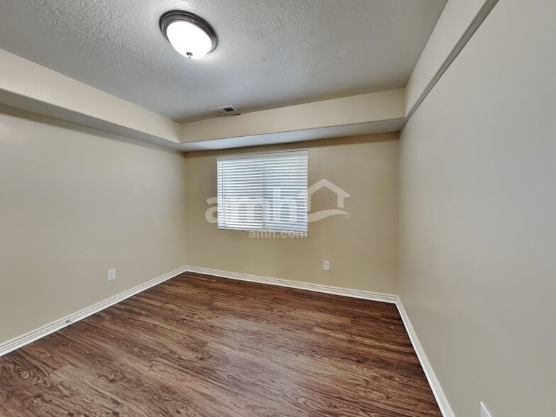 Building Photo - 31 W Clear Water Dr