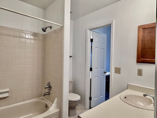Building Photo - Well Maintained 2 BR/1BA Townhome Convenie...