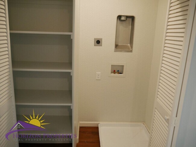 Building Photo - Modern Two-Story 4 Bed 2.5 Bath 1,807 sqft...