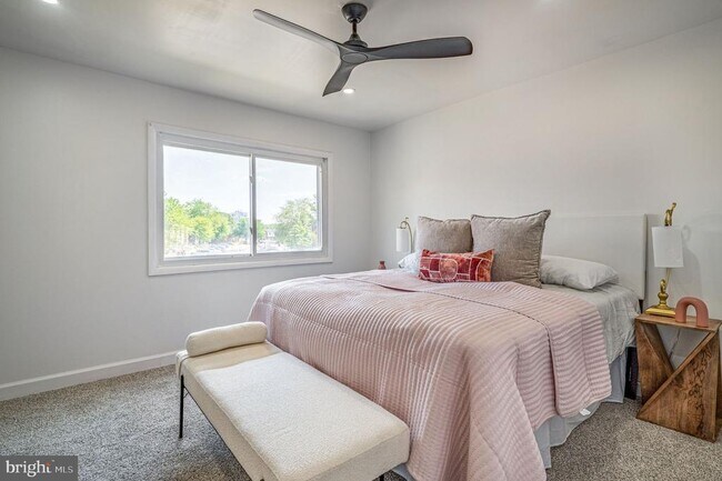 Building Photo - 1325 Barnaby Terrace SE