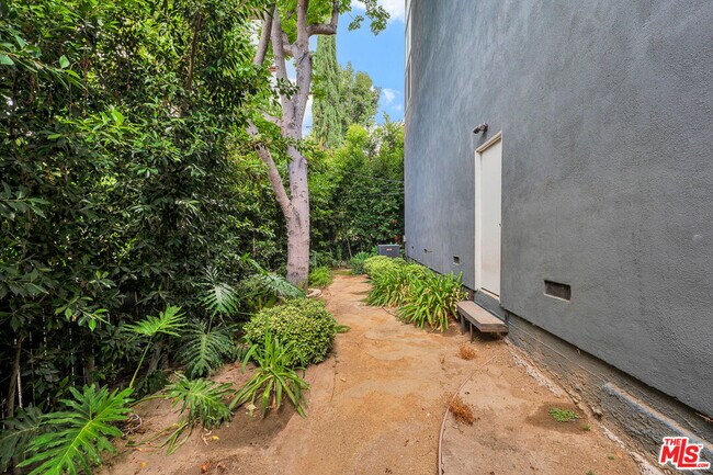 Building Photo - 13563 Contour Dr