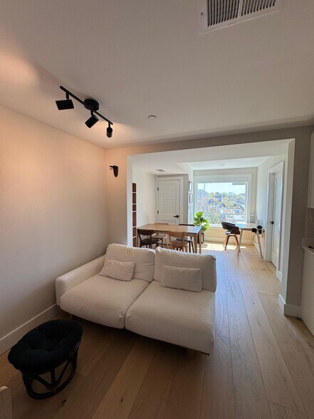 Building Photo - 919 12th St NE