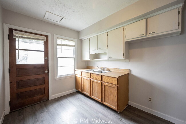 Building Photo - "Charming 2-Bedroom Duplex with Gleaming H...