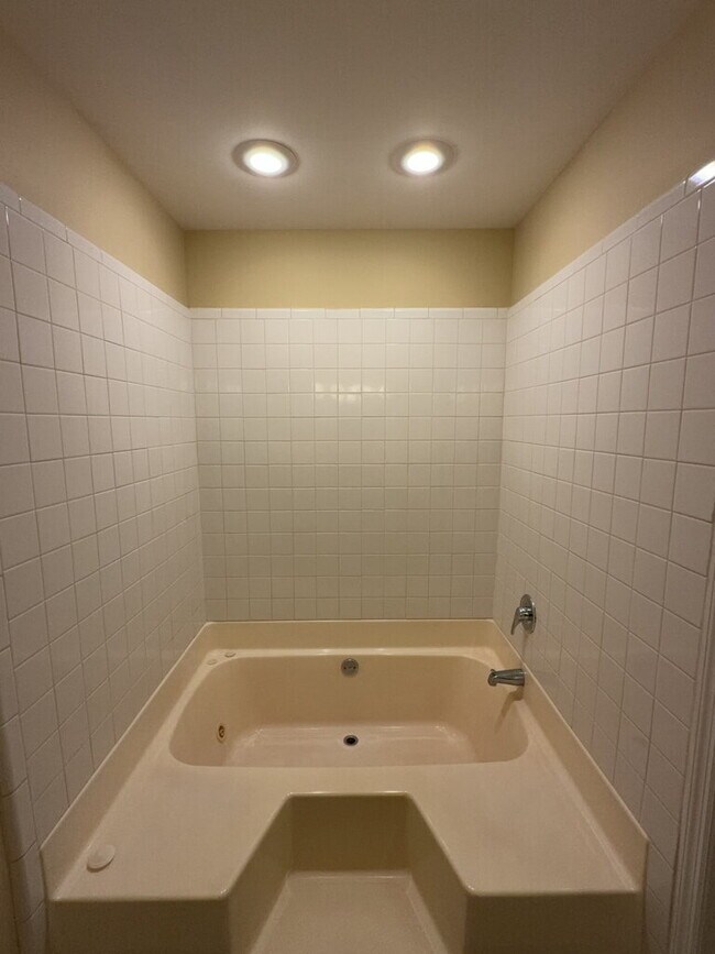 Building Photo - Beautiful 4 Bedroom, 3 Bath Home-211 Bethesda Ct.