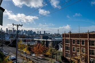 Building Photo - Modern & Spacious 2+ Bedroom/3.25 Bath Vie...