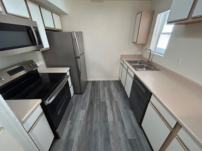 Building Photo - COMFORTABLE TOP FLOOR 1 BEDROOM LOCATED IN...