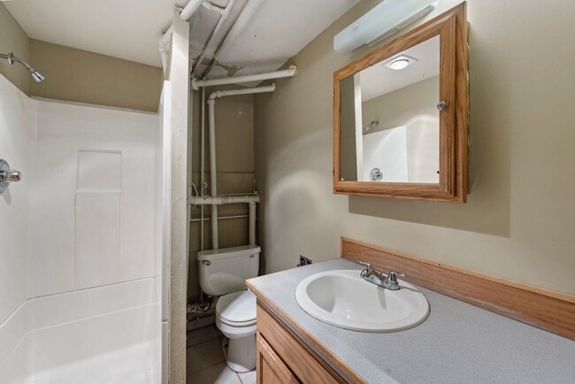 Building Photo - Private Room in Spacious 7-Bedroom, 3-Bath...