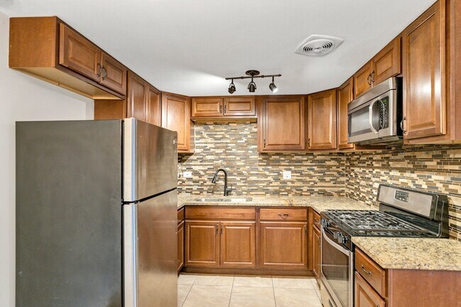 Building Photo - 1321 Yarmouth Ct