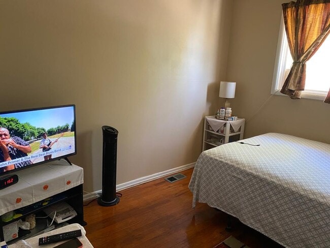 Building Photo - 221 Grissom Ln