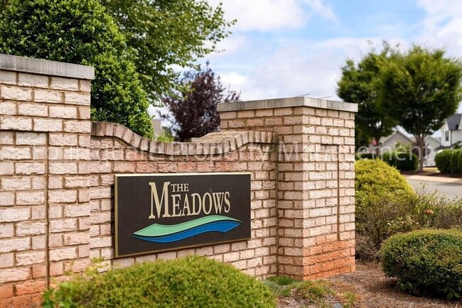 Building Photo - Spacious 3-Bed Home with Loft, Modern Kitc...