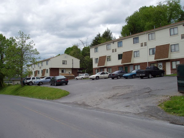 Building Photo - Maple Court Apartments