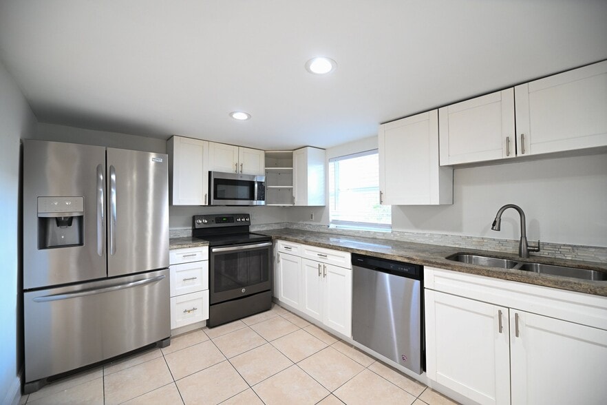 Building Photo - 2507 N 66th Ave