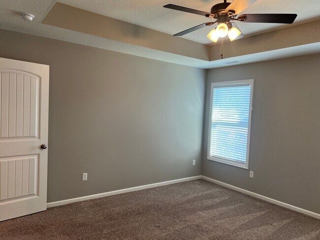 Building Photo - 400 Redwood Dr