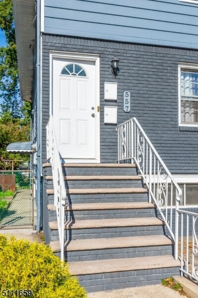 Building Photo - 557 E Elm St
