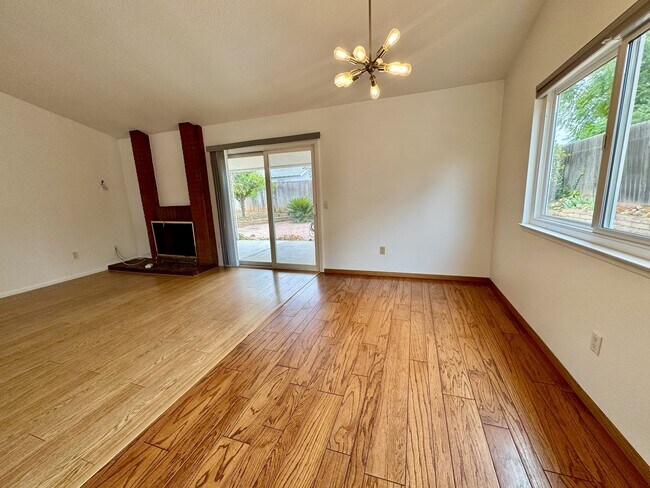 Building Photo - 2027 Fuerte Ln