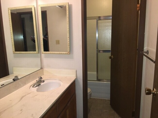 Building Photo - Reno Riverfront Condo - 2 Bedroom - Cat Fr...