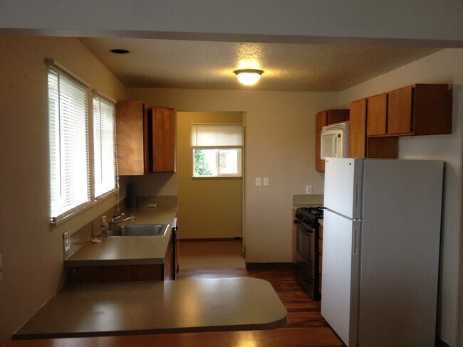 Building Photo - 4224-4224 N Commercial Ave