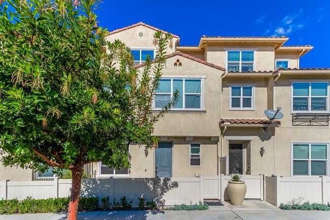 Building Photo - Beautiful 4 Bed 3.5 Bath Home in Great School District!! Located in Montecito.