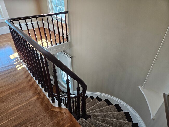 Building Photo - 2 Bedroom townhouse style apartment