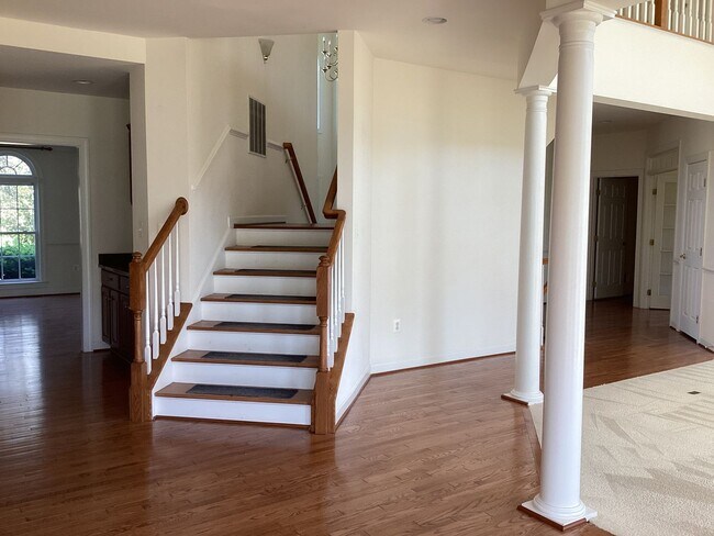 Building Photo - House in Country Club Estates