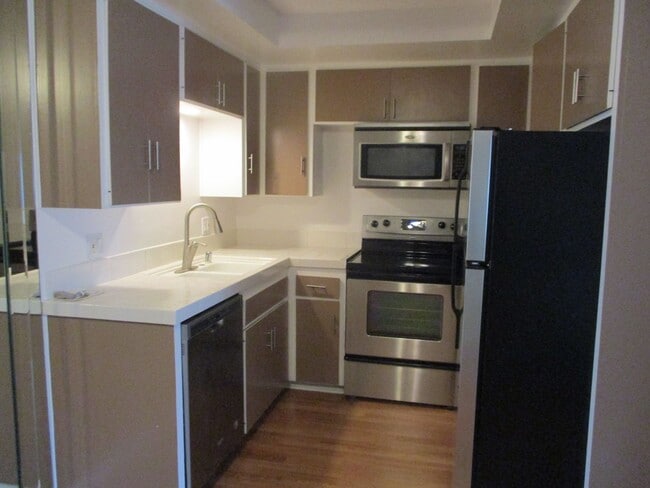 Building Photo - Desirable Park Blvd 1 Bdr 1 Ba 3rd Floor Condo in Hillcrest